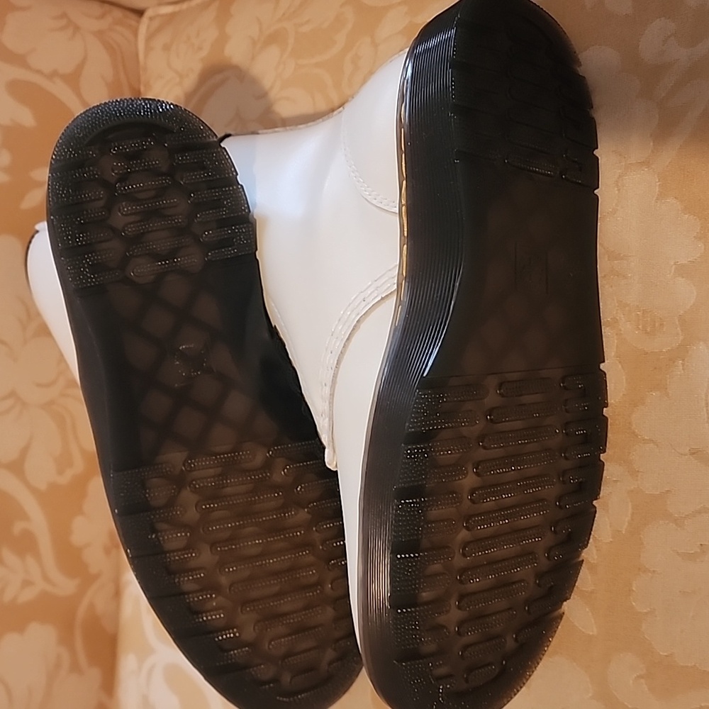 Womans Dr. Airwait Martens NWOT - Picture 7 of 13